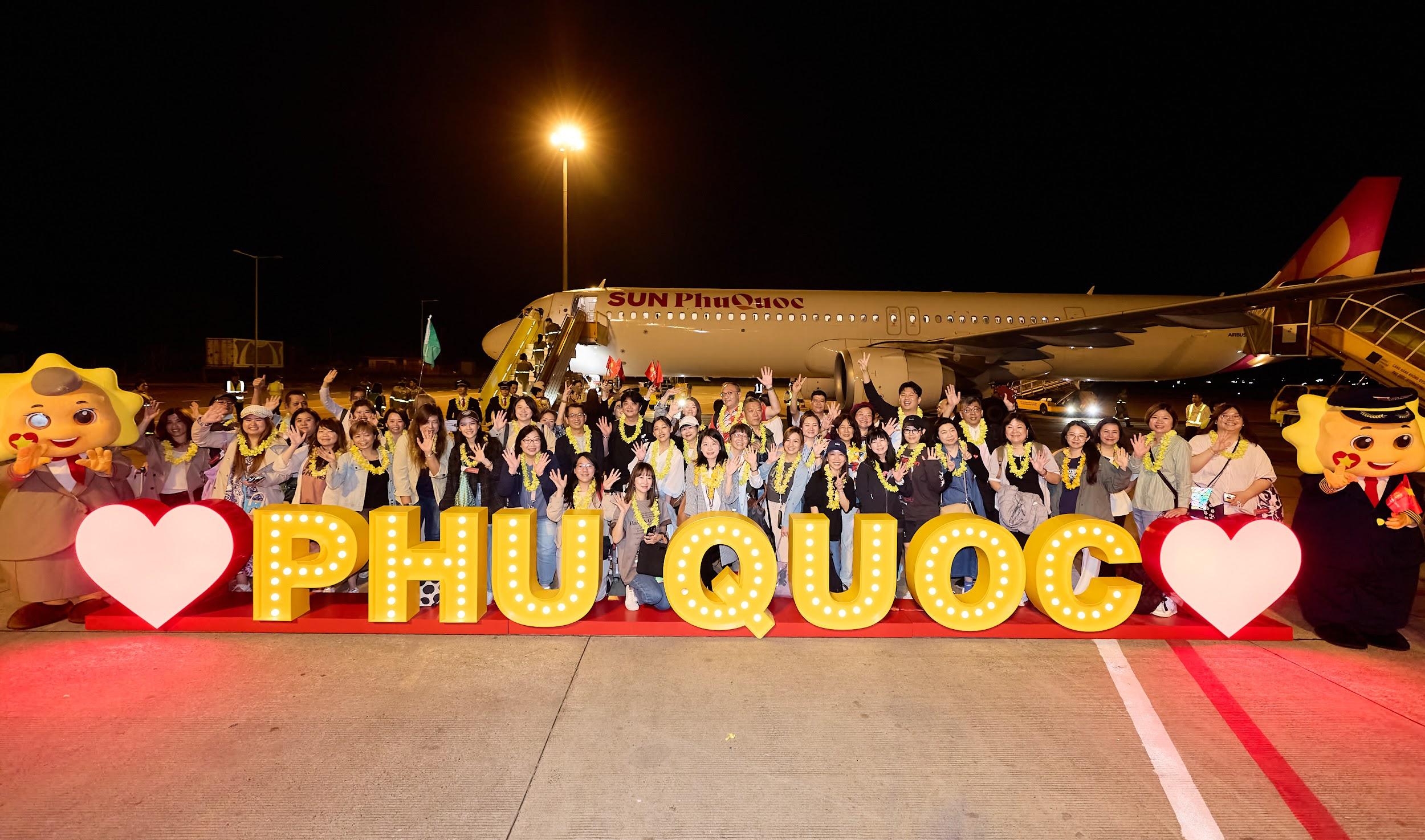 Hơn 200 khách Đài Loan (Trung Quốc) bay thẳng đến Phú Quốc trên chuyến bay quốc tế đầu tiên của Sun PhuQuoc Airways