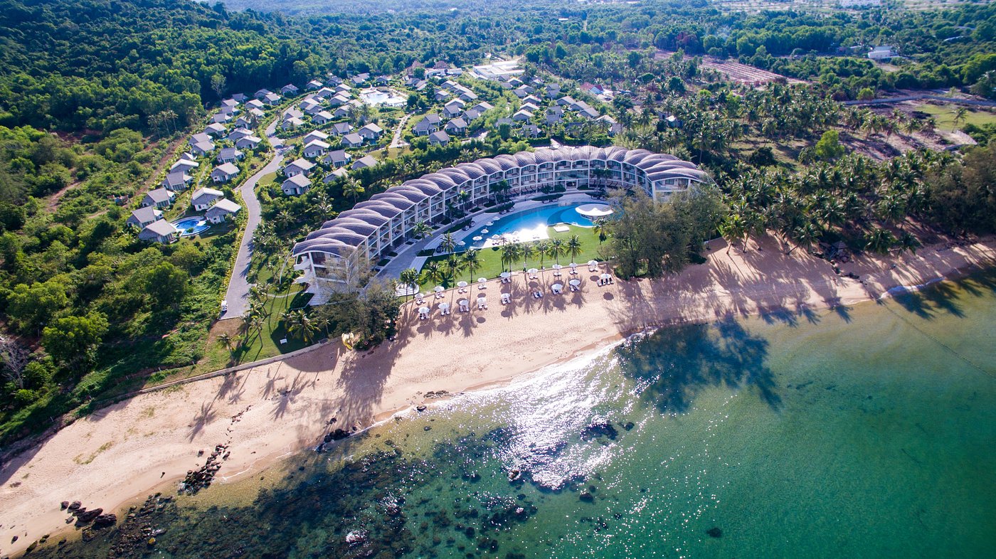 The Shells Resort & Spa Phu Quoc is designed like seashells stretching toward the open sea.