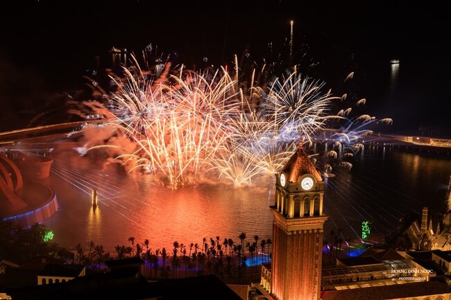 In Sunset Town, you can not only enjoy delicious food and drinks but also witness spectacular fireworks displays every night.jpg