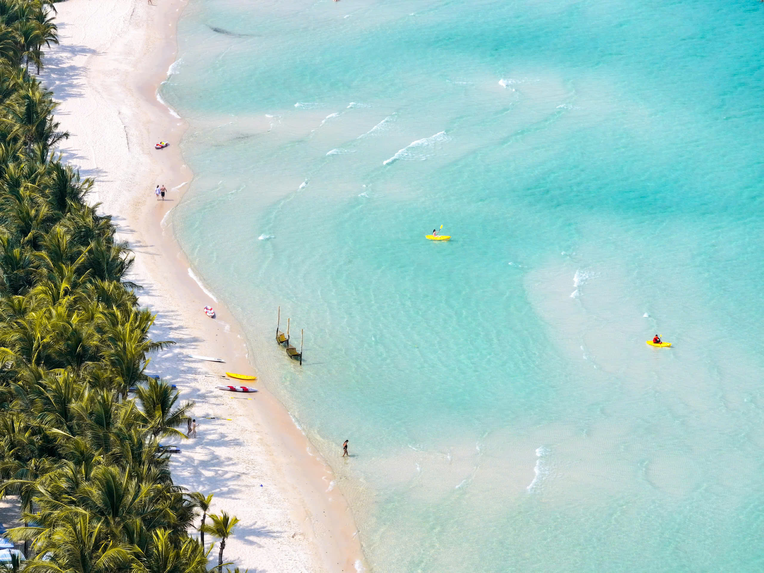 Vẻ đẹp thiên nhiên hiếm có của Bãi Kem là điểm check-in hoàn hảo cho những bức ảnh du lịch ấn tượng.jpg