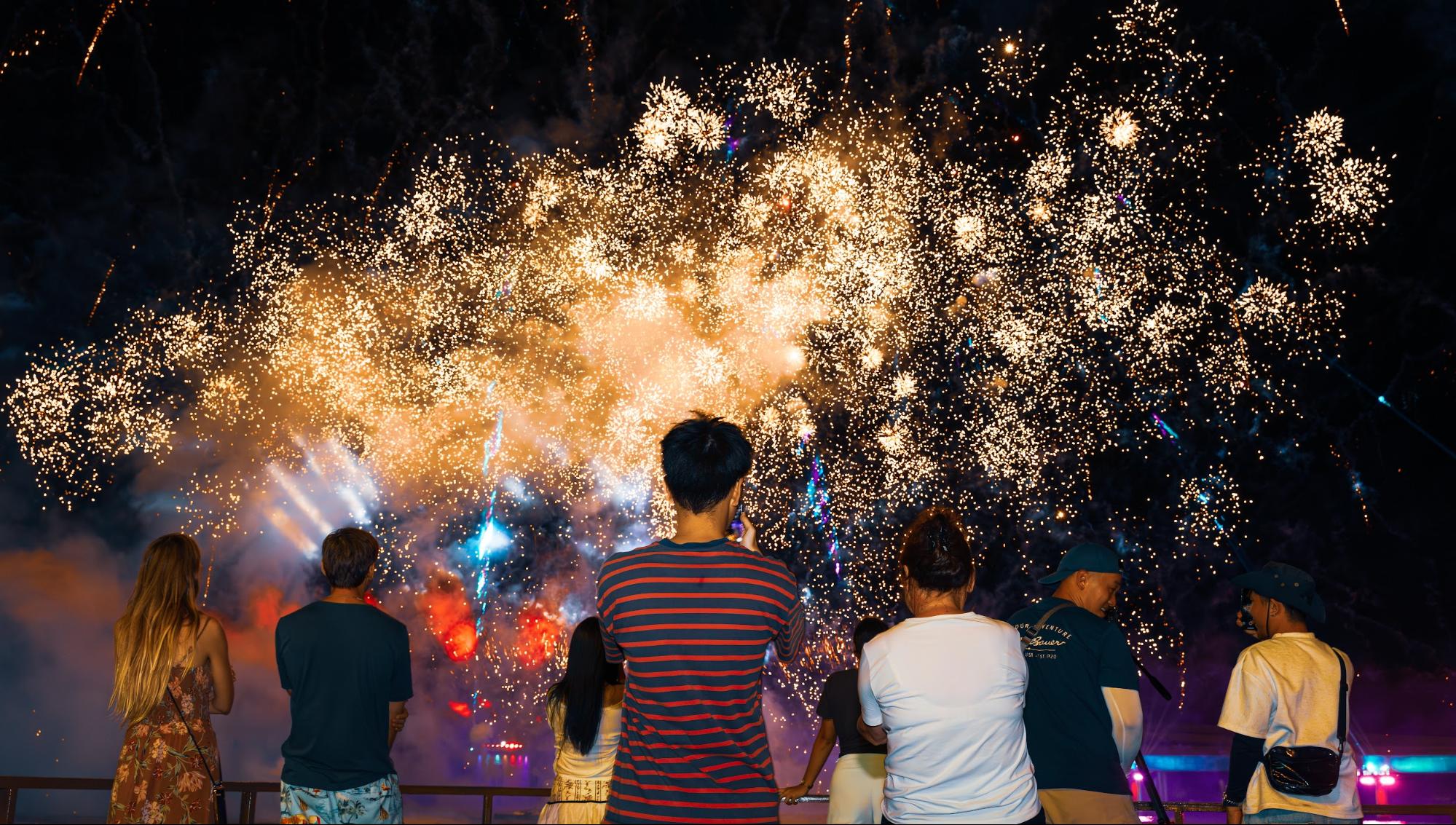 mot-mua-le-hoi-bung-no-dang-cho-don-du-khach-tai-dao-ngoc